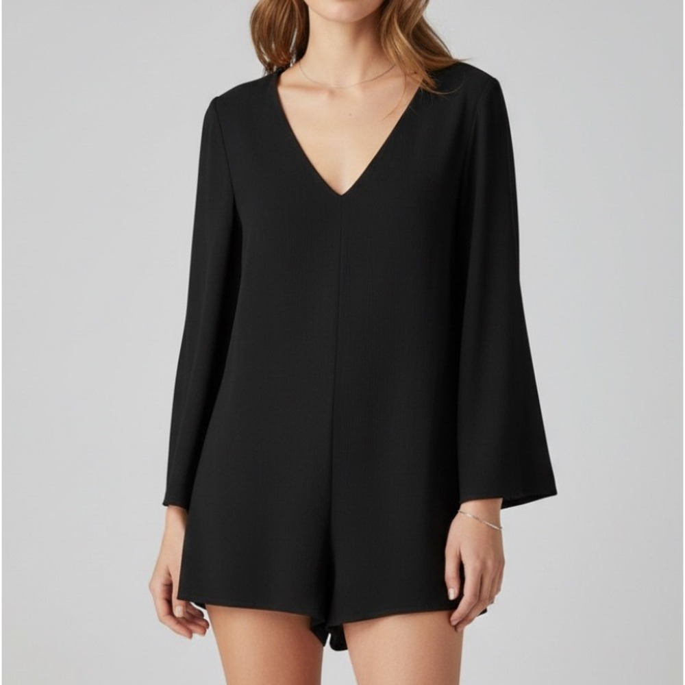 HONEY PUNCH Black FLOWY CREPE V-Neck FLARE SLEEVE Open-Back Romper Shorts M